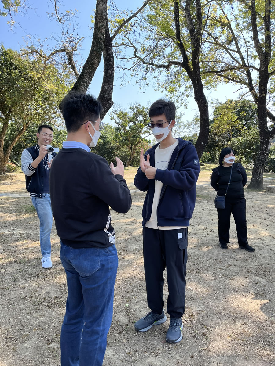 Silence Experience and Light Picnic at Deaf Cafeteria