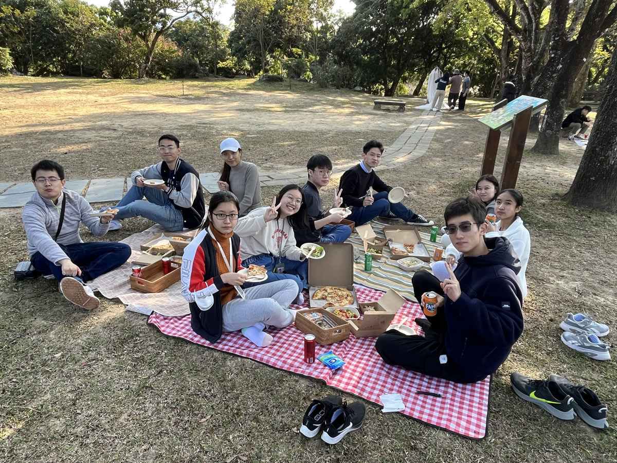 Silence Experience and Light Picnic at Deaf Cafeteria