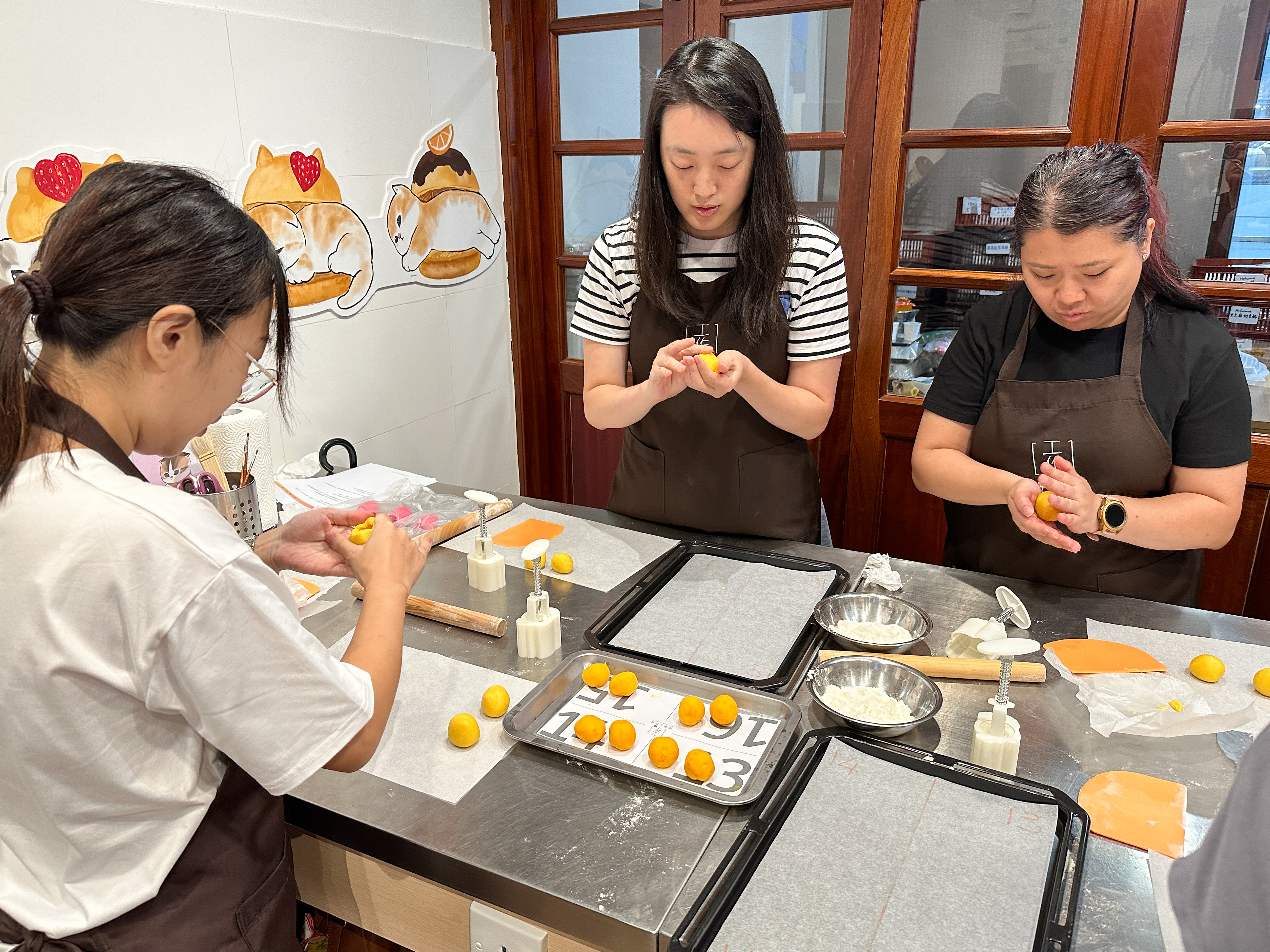 Peach Blossom Pastry & Rabbit Shaped Egg Custard Mooncake Making Workshop (for HKUST Staff)