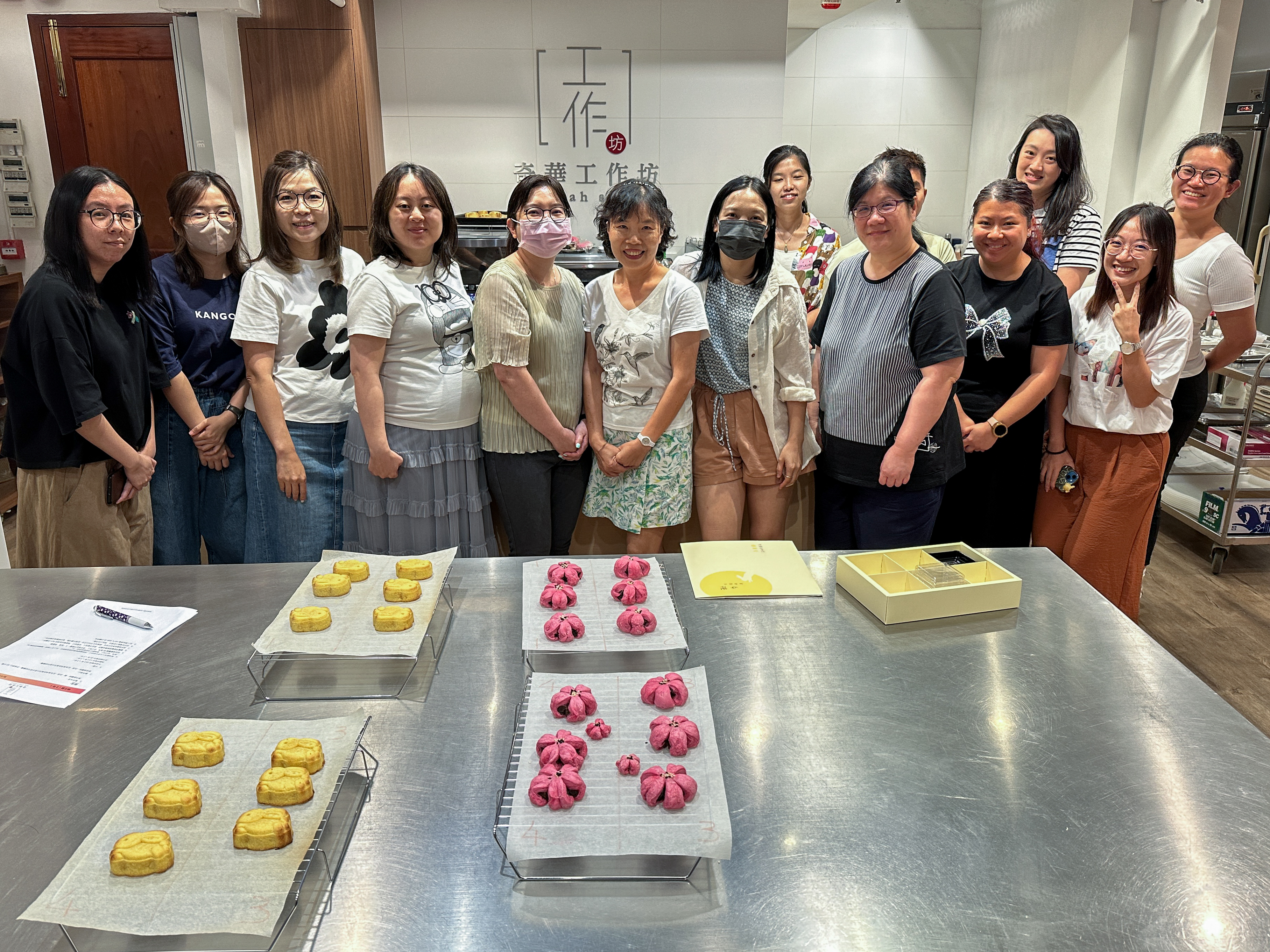 Peach Blossom Pastry & Rabbit Shaped Egg Custard Mooncake Making Workshop (for HKUST Staff)